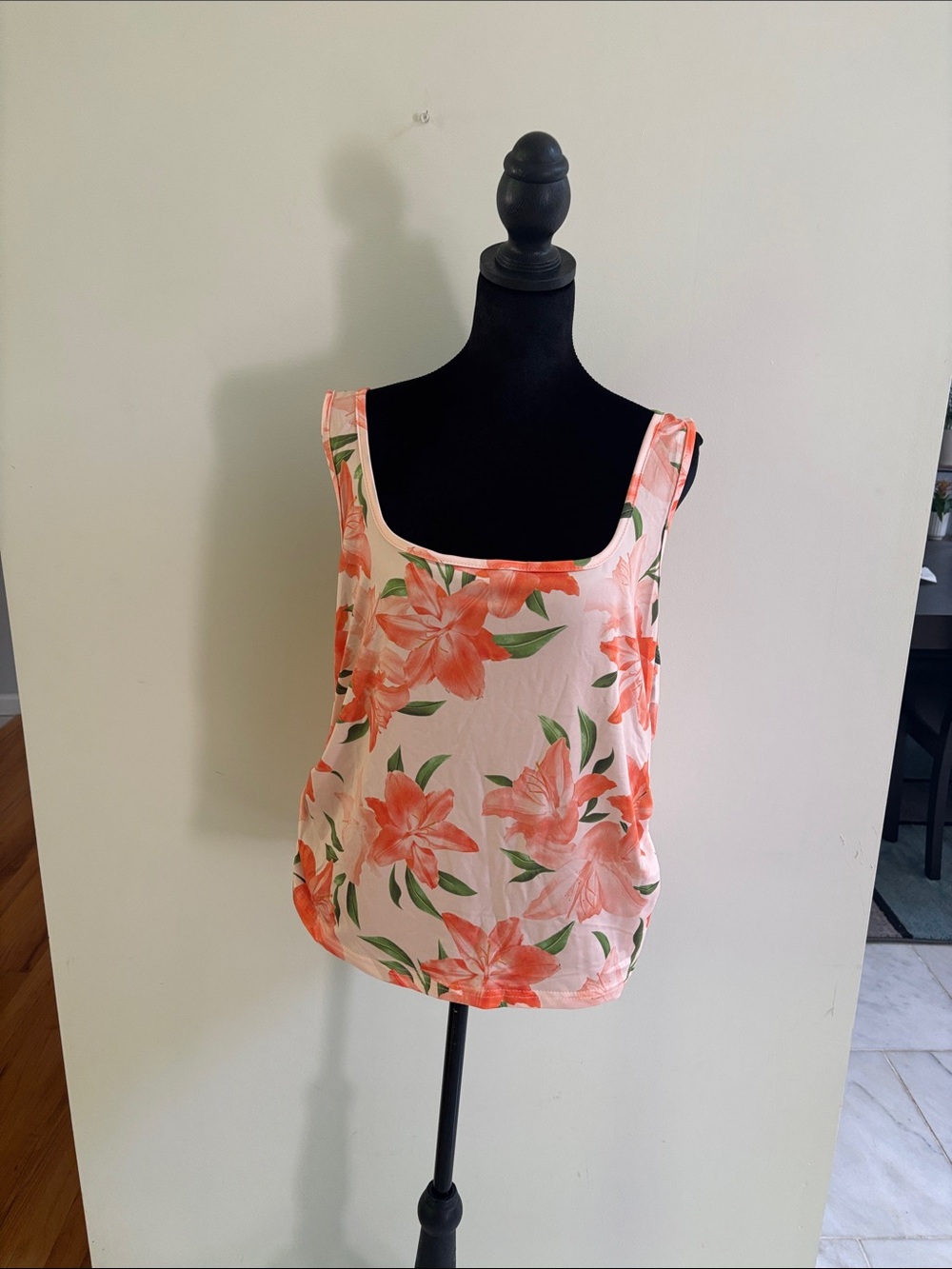 Set of Three Women’s Scoop Neck Tank Tops